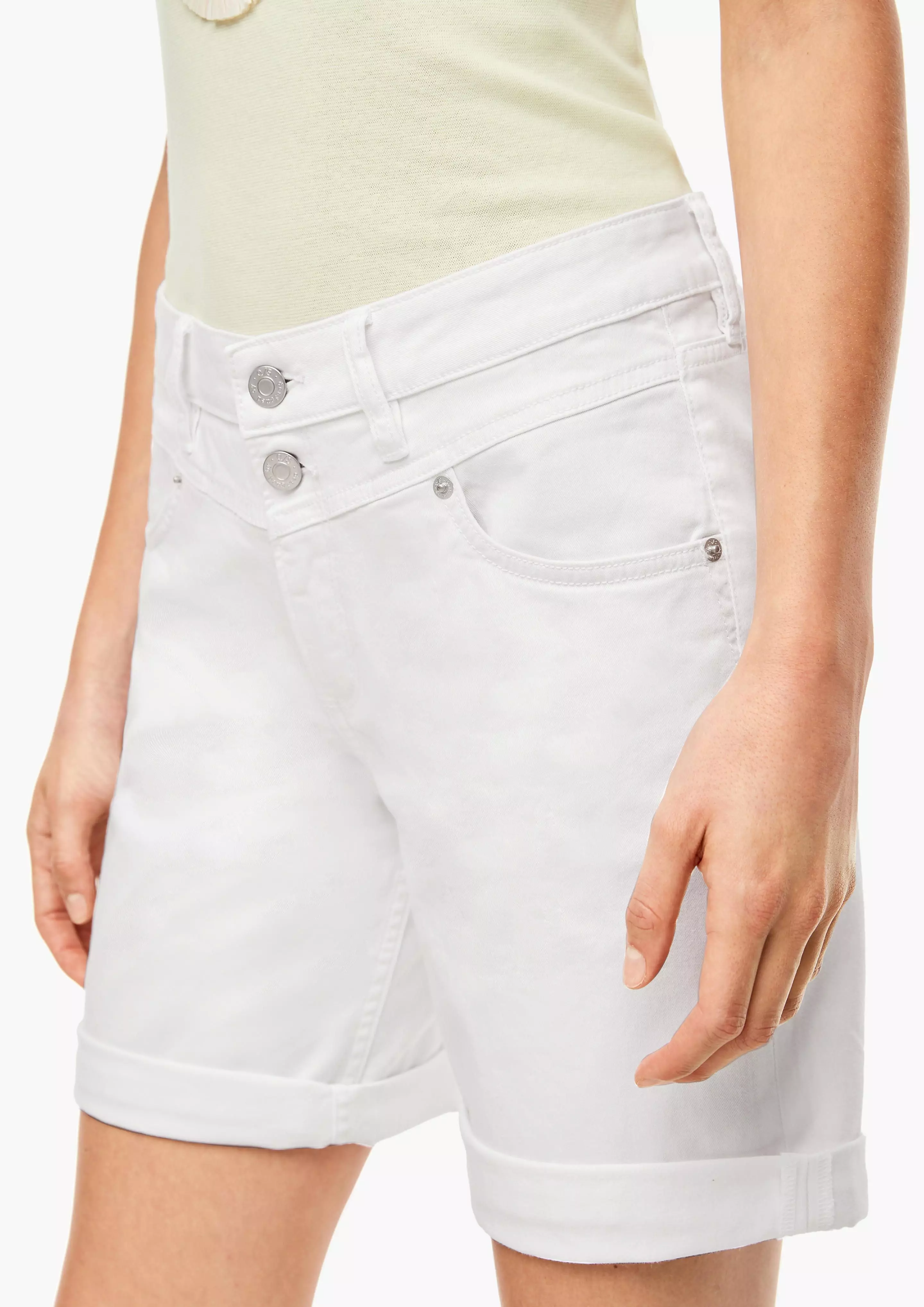  QS designed by denim short wit 2037874 0100 